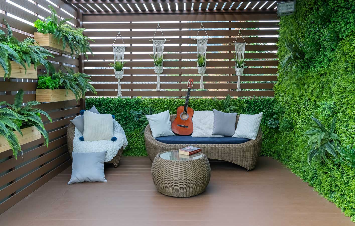 WPC-Dielen auf einer Terrasse mit grün und gemütlichen Gartenmöbeln